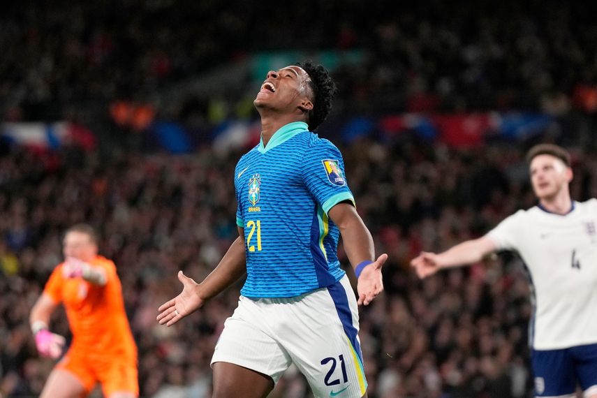 Endrick celebra tras marcar el gol de Brasil en la victoria 1-0 ante Inglaterra en un partido amistoso en el estadio Wembley, el sábado 23 de marzo de 2024.