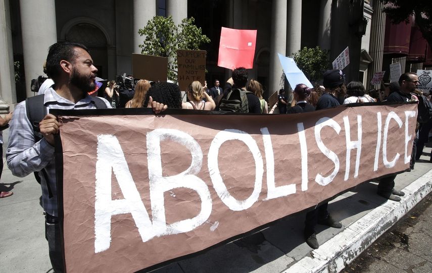 Un grupo de manifestantes sostiene una pancarta en la que pide Abolir el ICE, la Agencia de&nbsp;Inmigración y Control de Aduanas de EEUU.