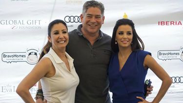 Eva Longoria junto al escritor venezolano, Boris Izaguirre (c) y María Bravo, (i), una de las fundadoras de la Fundación Global Gift (EFE)