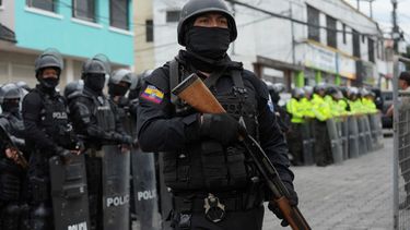 Policías y soldados se encuentran afuera de la prisión El Inca después de que comenzaron los disturbios en el interior en Quito, Ecuador, el lunes 8 de enero de 2024.