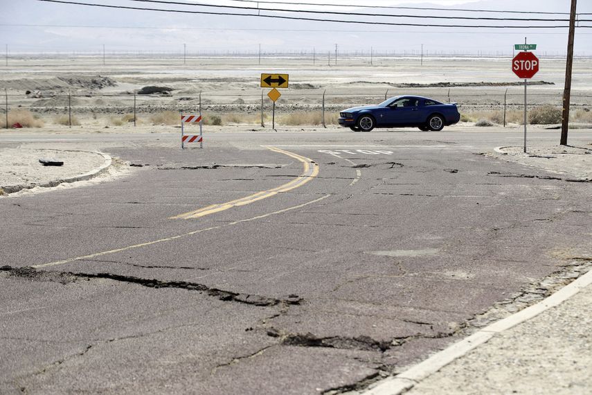 Una calle dañada por un sismo se ve el sábado 6 de julio de 2019 en Trona, California.&nbsp;&nbsp;