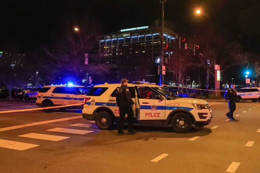Oficiales de Policía se mantienen en las inmediaciones del Hospital Mercy, en Chicago, donde un tiroteo dejó dos mujeres, un policía y el presunto atacante muertos.