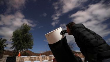 Un hombre participa en una actividad de observación astronómica en la localidad de Vicuña, Chile.