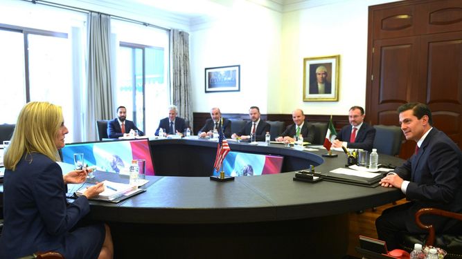 Fotografía cedida por la casa presidencial de Enrique&nbsp;Peña&nbsp;Nieto conversando con la Secretaria de Seguridad Interna de Estados Unidos, Kirstjen Nielsen.