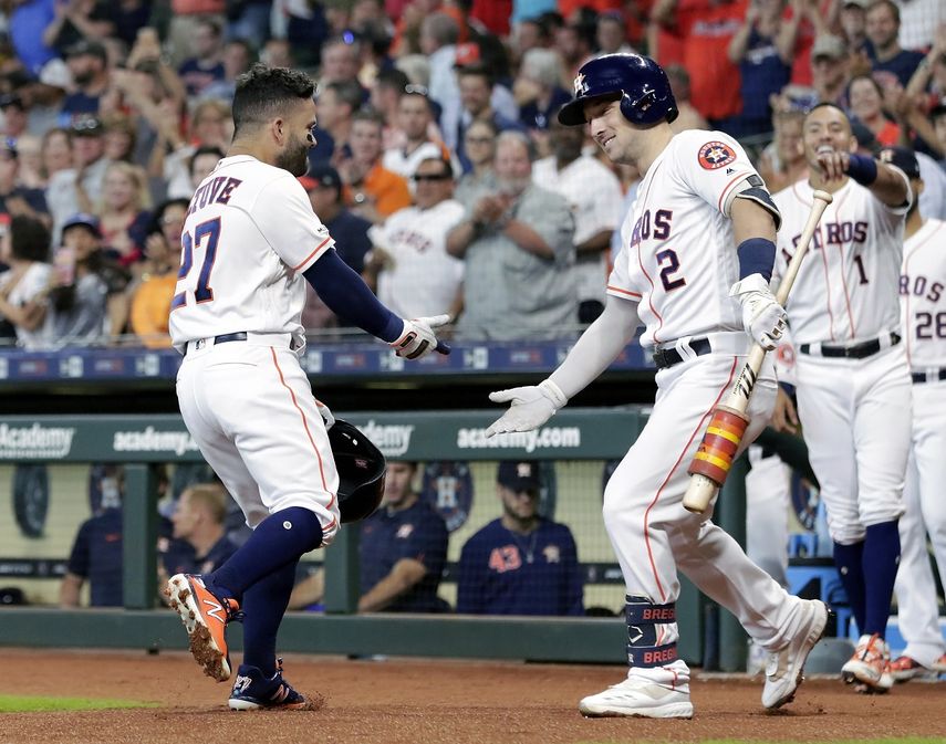 Jos&eacute; Altuve (27) y Alex Bregman (2), de los Astros de Houston, celebran el jonr&oacute;n de Altuve en el primer inning ante los Rockies de Colorado, el mi&eacute;rcoles 7 de agosto de 2019.