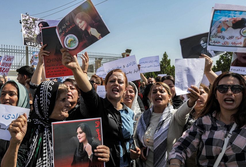 Las mujeres cantan eslóganes y sostienen carteles con la imagen de Mahsa Amini, de 22 años, que murió bajo la custodia de las autoridades iraníes, durante una manifestación de denuncia de su muerte por parte de kurdos iraquíes e iraníes frente a las oficinas de la ONU en Arbil, la capital de Irán. 