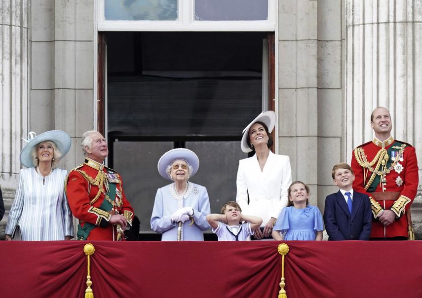 Camila, la duquesa de Cornwall, el príncipe Carlos, la reina Isabel II, Catalina, la duquesa de Cambridge, el príncipe Luis, la princesa Carlota, el príncipe Jorge y el príncipe Guillermo miran desde el balcón del Palacio de Buckingham tras el desfile militar Trooping the Color en Londres el jueves 2 de junio de 2022 en el primero de cuatro días de celebraciones del Jubileo de Platino por 70 años en el trono de la reina.&nbsp;