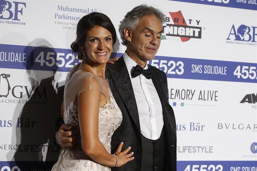El tenor italiano Andrea Bocelli junto a su esposa.&nbsp;