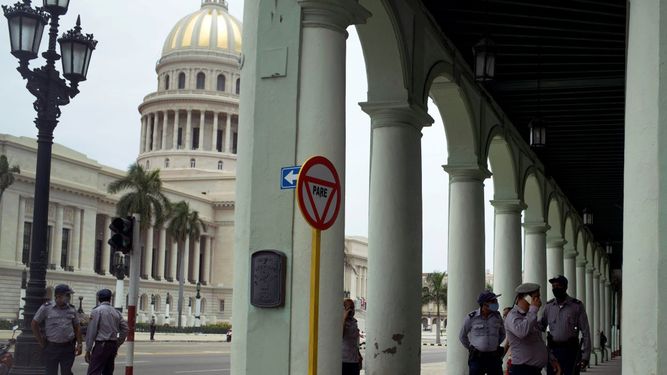 &nbsp;La policía hace guardia cerca del Capitolio Nacional, sede de la Asamblea del Poder Popular, días después de que hubiera protestas en La Habana, Cuba, el 14 de julio de 2021.&nbsp;