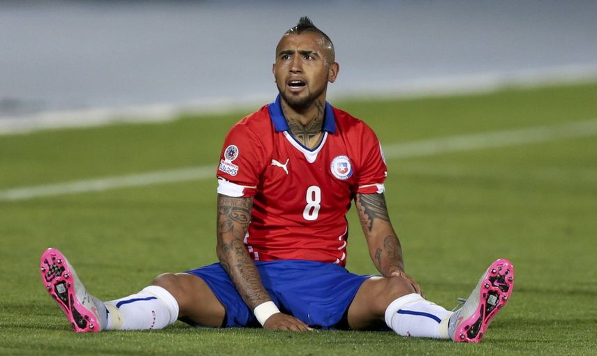 Vidal tuvo problemas en su rodilla en el partido ante Brasil. (EFE)