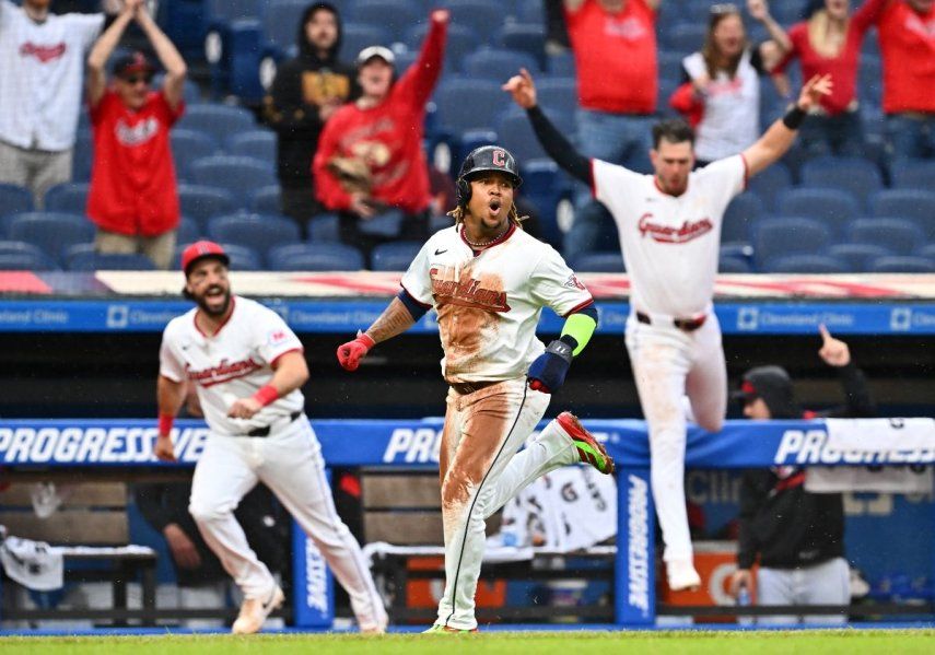 El dominicano José Ramírez, de los Guardianes de Cleveland, celebra luego de anotar la carrera del triunfo en un juego de las Grandes Ligas, el 1 de mayo de 2025.