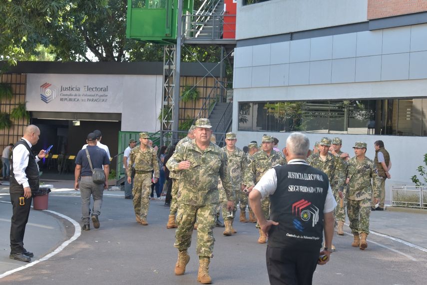 Soldados custodian la sede de la Justicia Electoral mientras los trabajadores cargan materiales de votación en camiones para distribuirlos en los colegios electorales en Asunción. Paraguay celebra elecciones generales y presidenciales el 30 de abril de 2023.&nbsp;