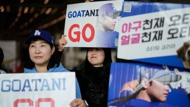 Seguidores del pelotero Shohei Ohtani de los Dodgers de Los Ángeles sostienen pancartas a la espera del arribo del equip en el aeropuerto Internacional Incheon el viernes 15 de marzo del 2024.&nbsp;