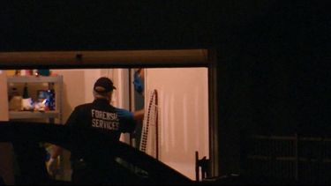 La policía local dentro de la residencia donde ocurrieron los hechos&nbsp;