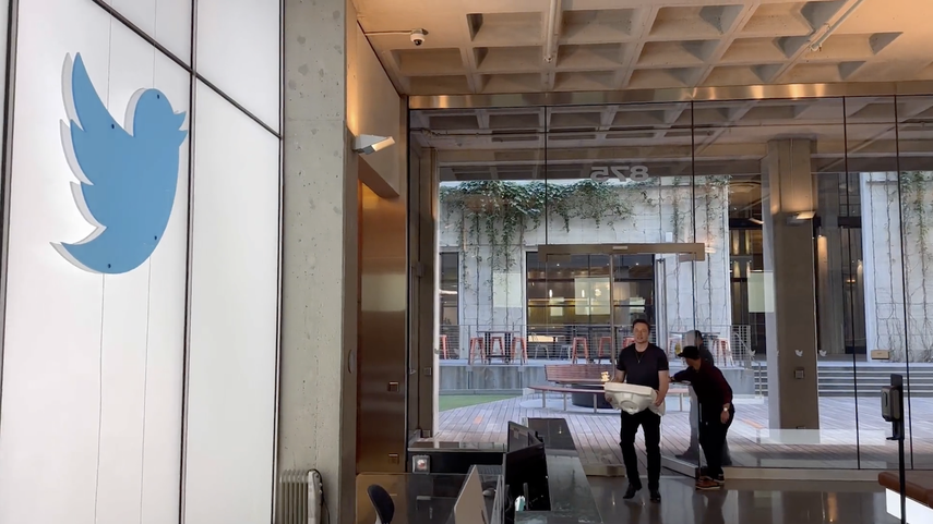 Elon Musk entrando a las oficinas de Twitter, el 26 de octubre de 2022.&nbsp;