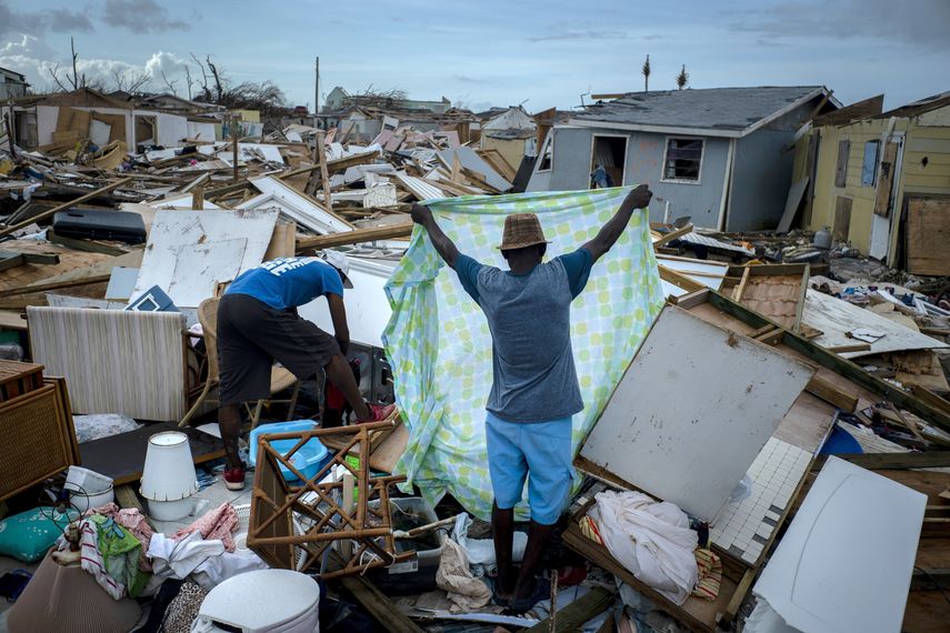 Fotograf&iacute;a del 16 de septiembre de 2019 de residentes de &Aacute;baco&nbsp;que recuperan sus pertenencias de entre los escombros de sus casas destruidas tras el paso del hurac&aacute;n&nbsp;por Bahamas.