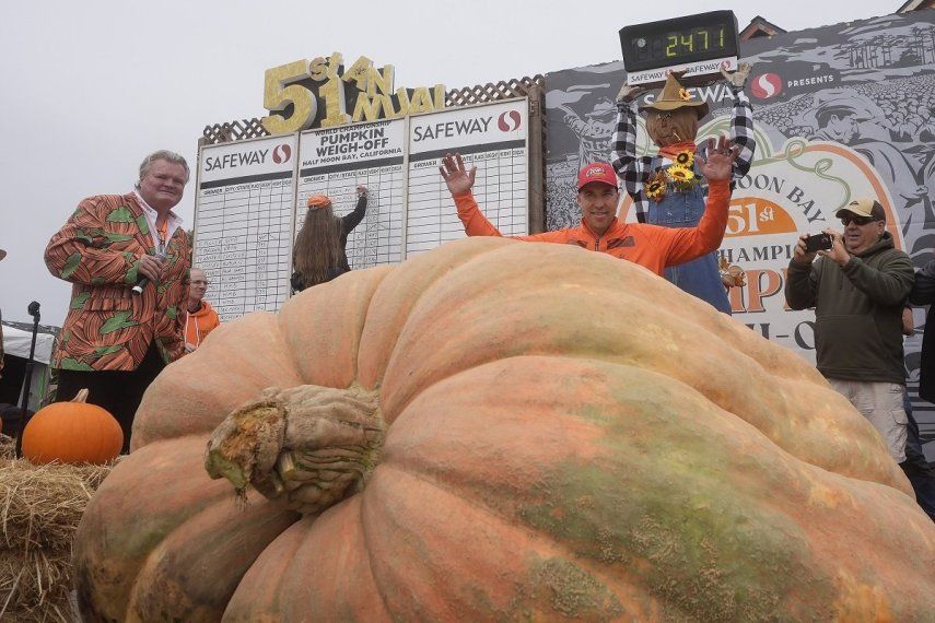 Travis Gienger, de Anoka, Minnesota., al centro, celebra su triunfo en el Campeonato Mundial Safeway de Calabazas Gigantes, el lunes 14 de octubre de 2024, en Half Moon Bay, California.&nbsp;