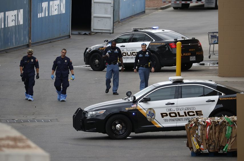 En imagen de archivo del martes 6 de agosto de 2019, un grupo de polic&iacute;as recorre la zona detr&aacute;s de una tienda Walmart en el lugar de la masacre cerca de un centro comercial, en El Paso, Texas.&nbsp;