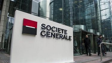 Vista exterior de la torre del banco francés&nbsp;Societé&nbsp;Generale en el distrito de negocios de La Defénse, en París, Francia.
