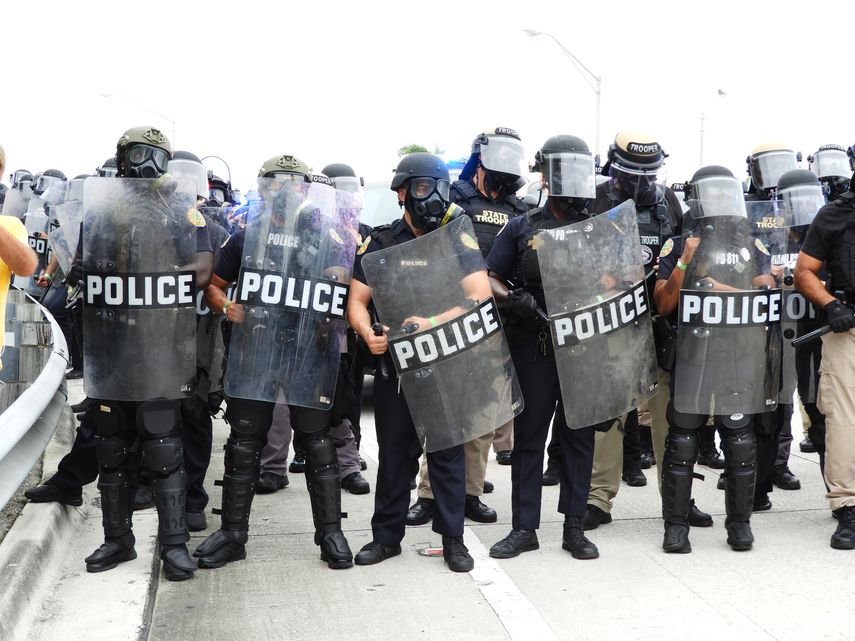 Polic&iacute;a impide el paso de los manifestantes a la autov&iacute;a I-95.