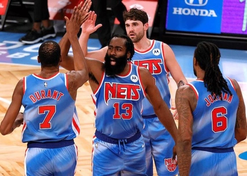 James Harden, Kevin Durant y otros jugadores de los Nets celebran durante un juego de la NBA