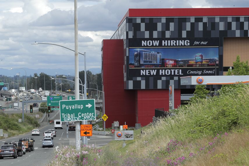 Una pantalla de video anuncia contrataciones para un nuevo hotel que abrir&aacute; pronto en el nuevo Emerald Queen Casino, en Tacoma, Washington.&nbsp;
