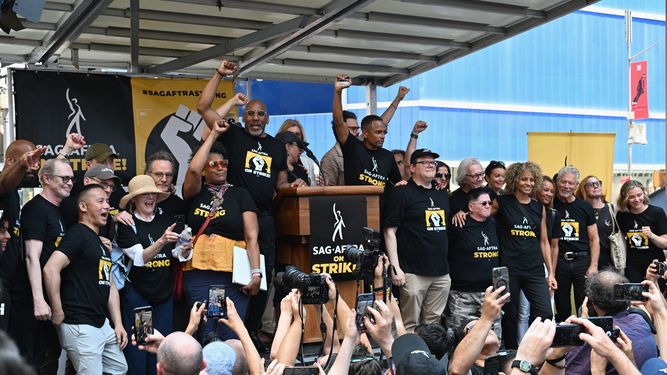 Los miembros y actores de SAG-Aftra posan durante el mitin de huelga de Hollywood Rock The City For A Fair Contract en Times Square el 25 de julio de 2023 en la ciudad de Nueva York.