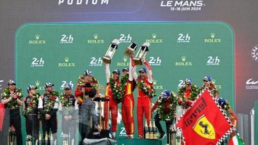 El equipo Ferrari 499P Hybrid Hypercar WEC, el piloto español Miguel Molina, el piloto italiano Antonio Fuoco y el piloto danés Nicklas Nielsen celebran en el podio después de ganar la carrera de autos deportivos Las 24 Horas de Le Mans, el domingo 16 de junio de 2024 en Le Mans, Francia.