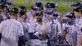 Marcus Semien, de los Rangers de Texas, levanta el trofeo de la Serie Mundial, tras el triunfo sobre los Diamondbacks de Arizona, el miércoles 1 de noviembre de 2023&nbsp;