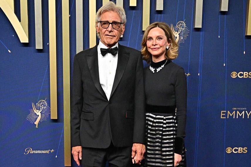 El actor estadounidense Harrison Ford (izq.) y la actriz estadounidense Calista Flockhart llegan a la 77.ª edición de los Premios Primetime Emmy en el Teatro Peacock de LA Live en Los Ángeles el 14 de septiembre de 2025