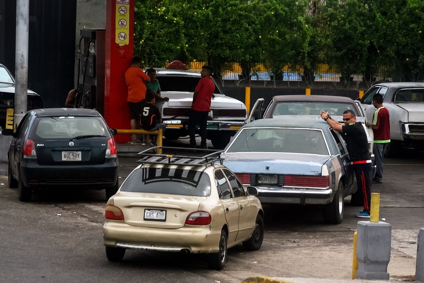 Vehículos hacen fila para comprar&nbsp;gasolina, en Maracaibo, Venezuela.&nbsp;
