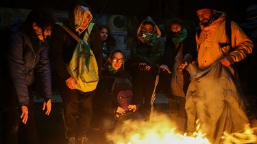 Centenares de personas se manifiestan a favor de despenalizar el aborto. 