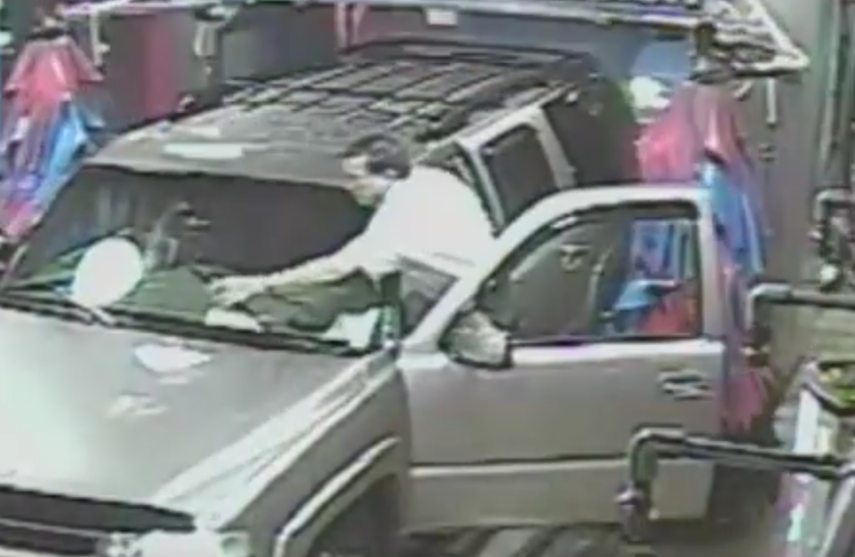 Este hombre solamente quería lavar su coche en una estación de servicio, pero hizo caso omiso a las simples reglas de seguridad, algo de lo que se arrepentirá toda su vida.