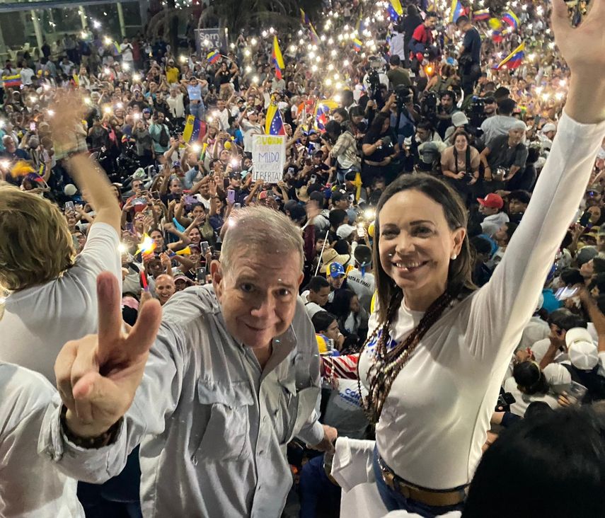 La líder opositora María Corina Machado y el candidato Edmundo González Urrutia encabezaron un cierre masivo de campaña en Caracas