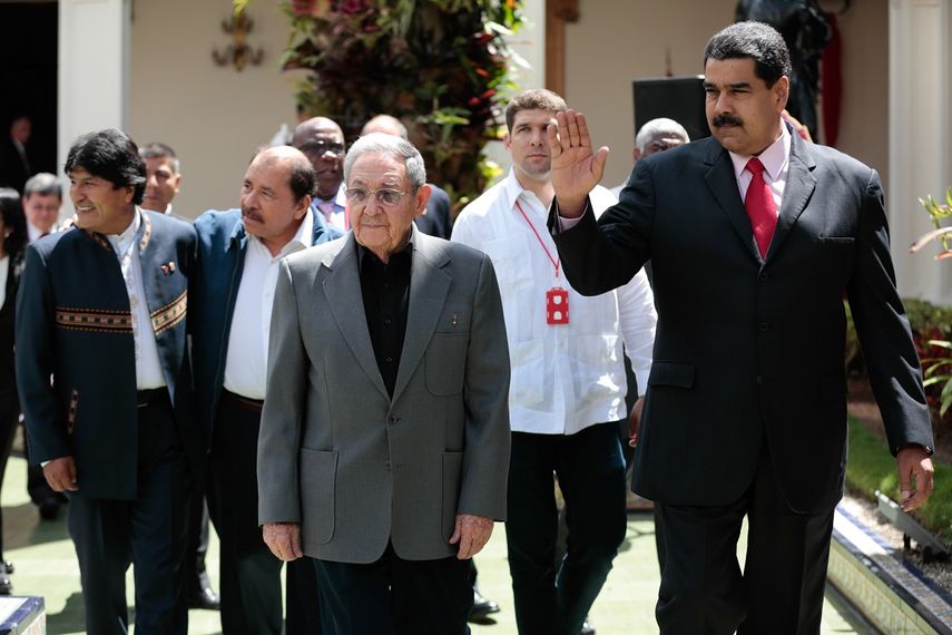 Fotografía cedida por el Palacio de Miraflores del presidente de Venezuela Nicolás&nbsp;Maduro&nbsp;(d), durante el recibimiento al gobernante cubano, Raul Castro (c), y los presidentes de Nicaragua y Bolivia, Daniel Ortega (2i) y Evo Morales (i), este domingo 5 de Marzo de 2017, en la ciudad de Caracas, Venezuela.