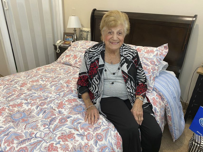 La sobreviviente del COVID-19 Anna Fortunato, de 90 a&ntilde;os, posa para una foto en su habitaci&oacute;n en la comunidad para ancianos The Arbors en Jericho, Nueva York, el 31 de marzo del 2020. &nbsp;