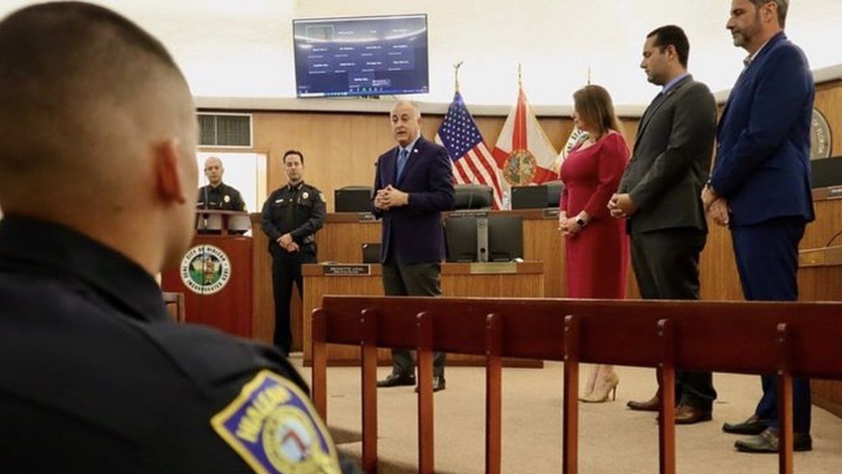 Nuevos agentes de policía juran su cargo ante el alcalde de Hialeah