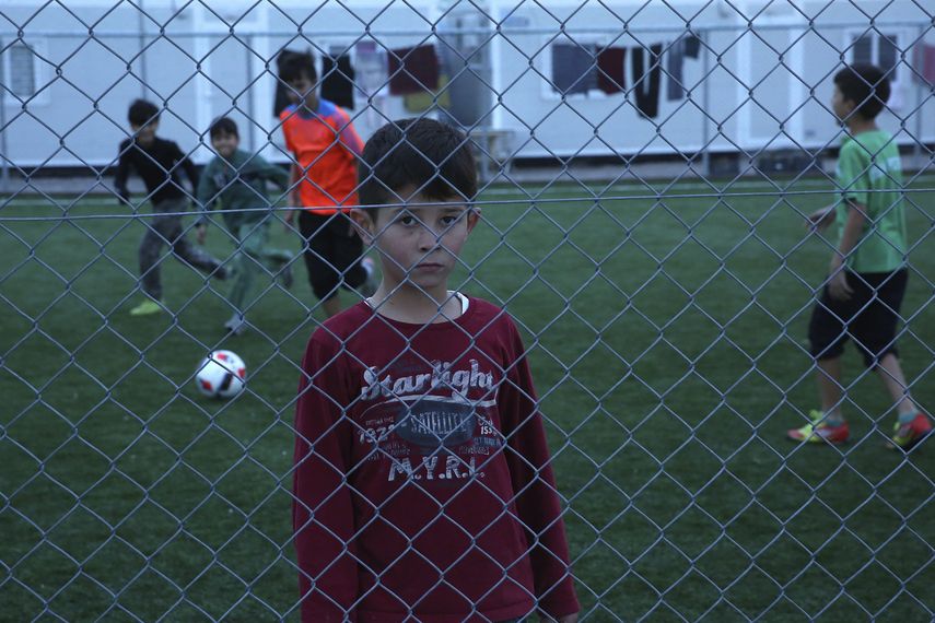 Varios niños&nbsp;refugiados&nbsp;juegan al fútbol en el centro de acogida Eleonas en el centro de Atenas, Grecia.&nbsp;