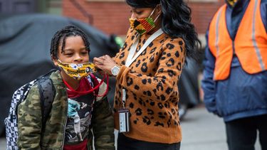 Jenea Edwards, de North Side, ayuda a su hijo Elijah, de nueve años y estudiante de tercer grado de primaria, a colocarse la mascarilla antes de ingresar a la escuela privada.