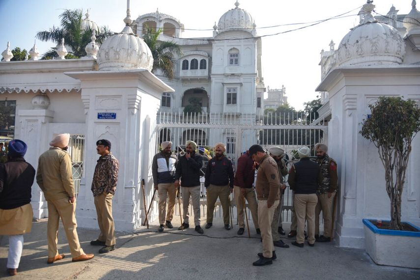 Policías afuera del histórico Templo Dorado, uno de los santuarios más venerados de los sijs en la India, donde un hombre fue asesinado a golpes luego de que supuestamente intentó cometer un acto sacrílego, en Amritsar, India.
