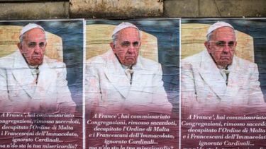 Los carteles en contra del Papa no llevaban firma alguna ni identificación de sus autores.
