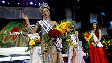 Thal&iacute;a Olvino el d&iacute;a de su coronaci&oacute;n como Miss Venezuela en agosto de 2019.