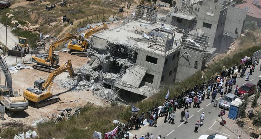 Maquinas de demolición derriban viviendas en Cisjordania. (Imagen publicada en Twitter)