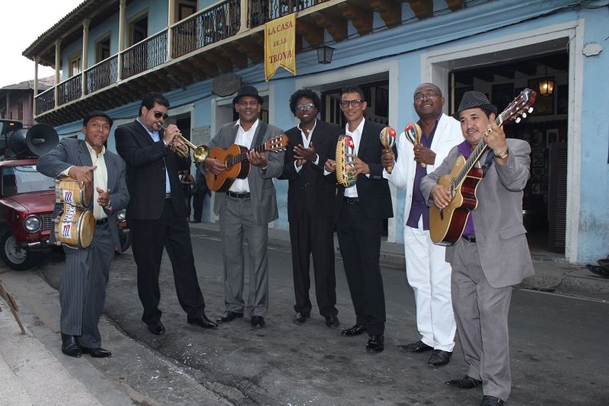 Miembros del Septeto santiaguero posan frente a la Casa de la Trova en Santiago de Cuba. (FACEBOOK)