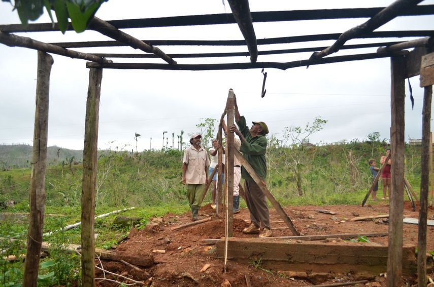 Juan Bautista Pileta Pileta tiene una hija de 58 años, un hijo de 60 que está con él, levantando la casa, y un nieto de 40 que quería ser un ingeniero agrónomo.