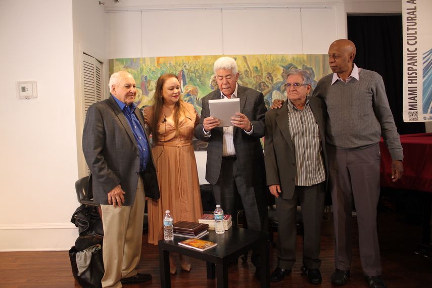 Los expresos políticos Roberto Perdomo, Ángel de Fana, José Albertini y Guillermo Fariñas, junto a Zoé Valdés, durante el recién conversatorio en Miami.