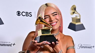 La cantante colombiana Karol G posa en la sala de prensa con el Grammy al Mejor álbum de música urbana por Mañana será bonito durante la 66ª entrega de los Grammy en el Crypto.com Arena de Los Ángeles el 4 de febrero de 2024. &nbsp; &nbsp;