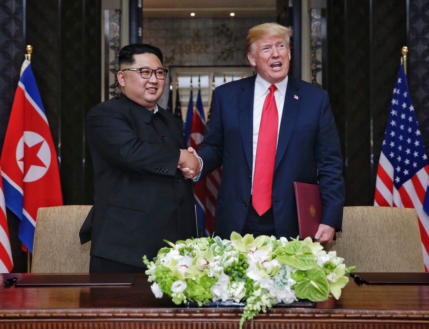 El presidente Donald Trump y el líder norcoreano Kim&nbsp;Jong-un se estrechan la mano tras firmar una declaración conjunta durante su histórica cumbre.