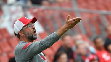 Jürgen Klopp, entrenador del Liverpool, da indicaciones en un juego de la Premier League