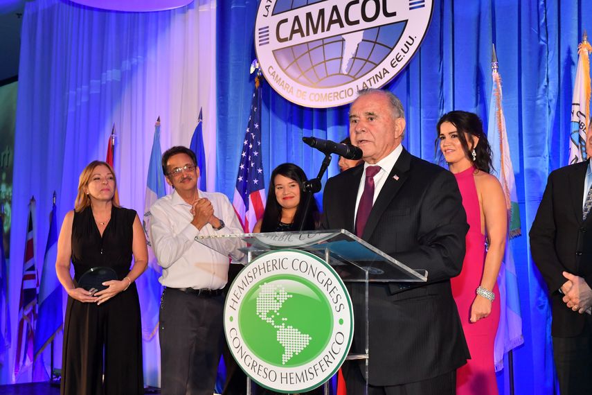 El presidente del Congreso Hemisférico de la CAMACOL, el comisionado de Miami Wifredo Willy Gort.